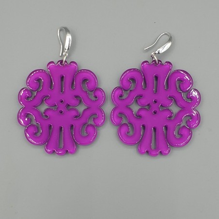 Oorbellen met magenta kleurige resin hanger