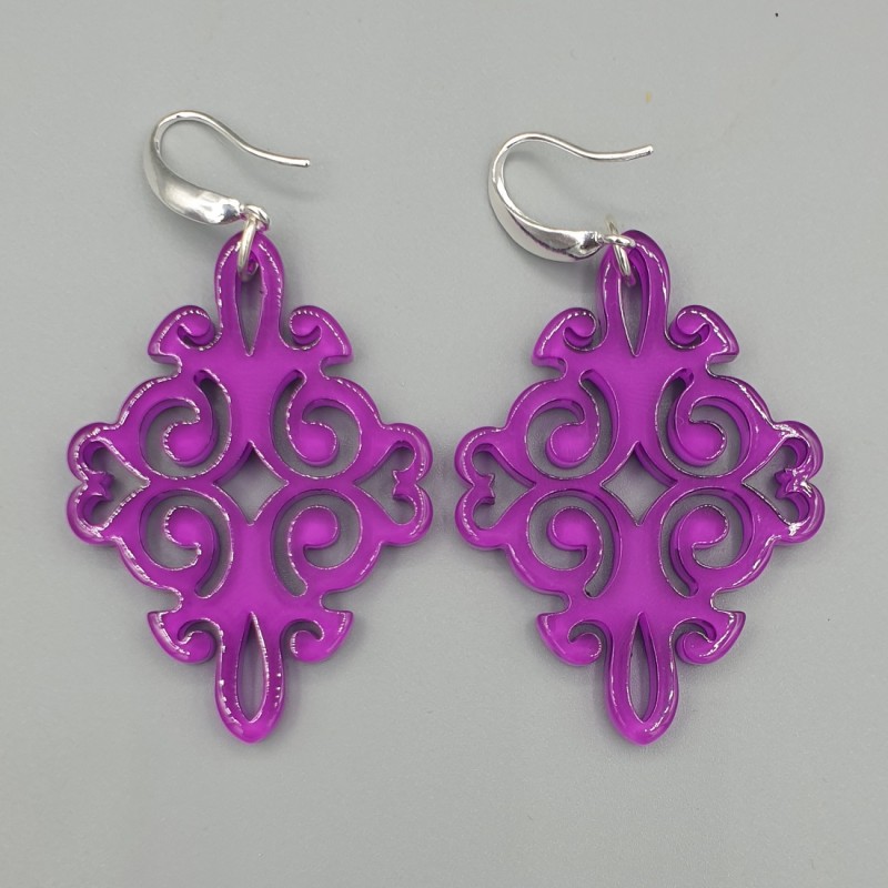 Oorbellen magenta kleurige resin hanger