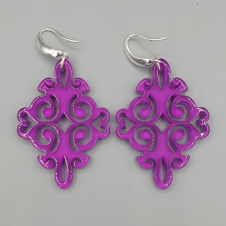 Oorbellen magenta kleurige resin hanger