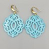 Oorbellen licht blauwe resin hanger
