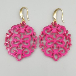 Oorbellen met fuchsia roze resin hanger