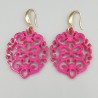 Oorbellen met fuchsia roze resin hanger