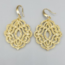 Oorbellen met goud kleurige resin hanger