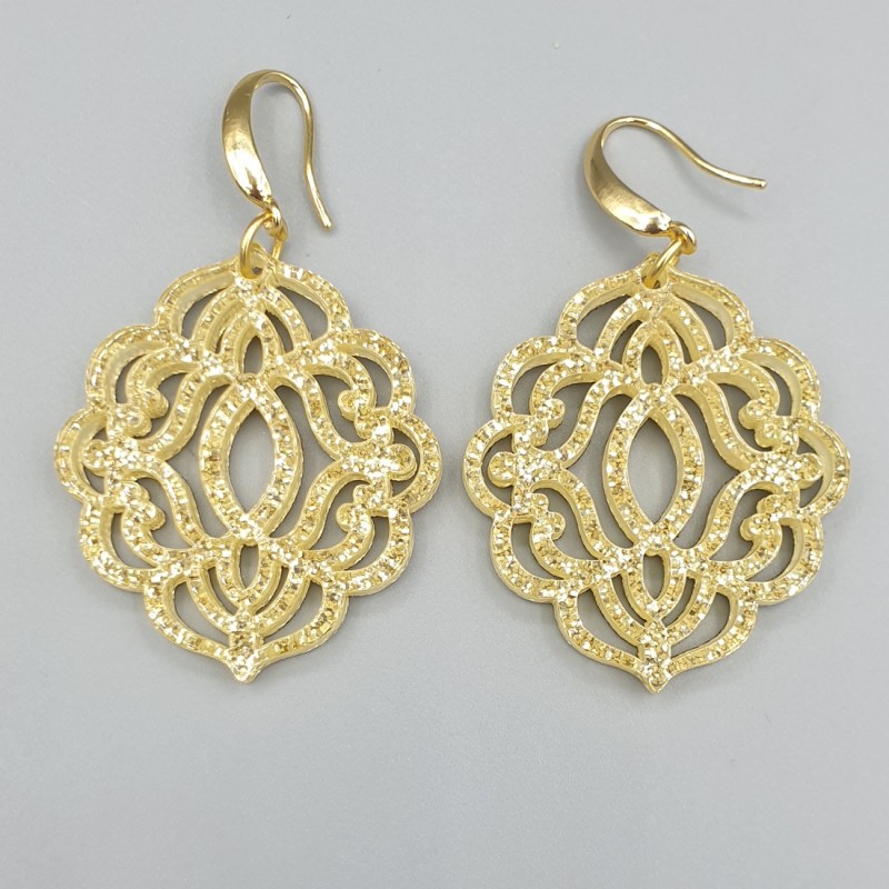Oorbellen met goud kleurige resin hanger