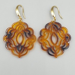 Oorbellen met uitgesneden resin hanger