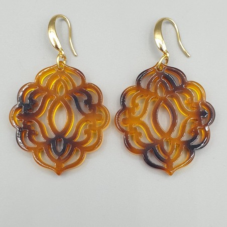 Oorbellen met uitgesneden resin hanger
