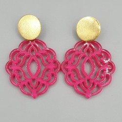 Vergulde oorbellen uitgesneden fuchsia roze resin hanger