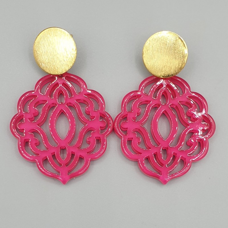 Vergulde oorbellen uitgesneden fuchsia roze resin hanger