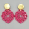 Vergulde oorbellen uitgesneden fuchsia roze resin hanger
