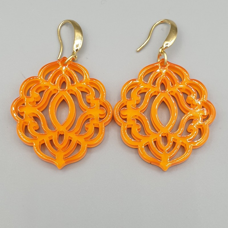 Oorbellen oranje uitgesneden resin hanger
