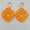 Oorbellen oranje uitgesneden resin hanger
