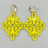Oorbellen met appeltjes groene uitgesneden resin hanger