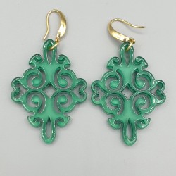 Oorbellen met groene uitgesneden resin hanger