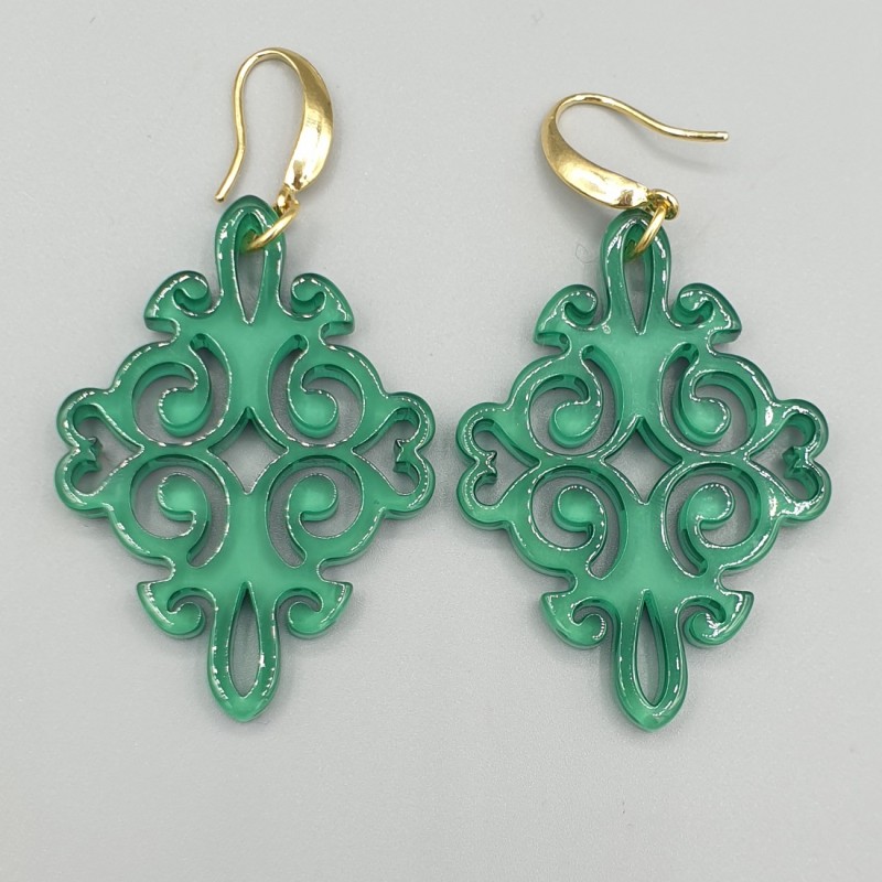 Oorbellen met groene uitgesneden resin hanger