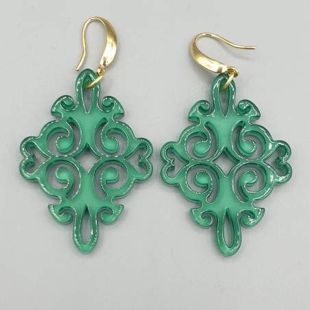 Oorbellen met groene uitgesneden resin hanger