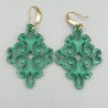 Oorbellen met groene uitgesneden resin hanger