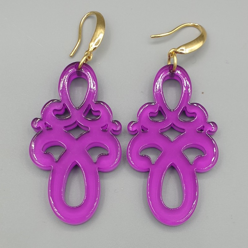 Oorbellen uitgesneden magenta resin hanger