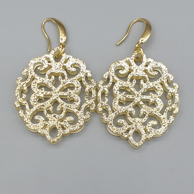 Oorbellen met goud kleurige glitter resin hanger