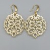 Oorbellen met goud kleurige glitter resin hanger