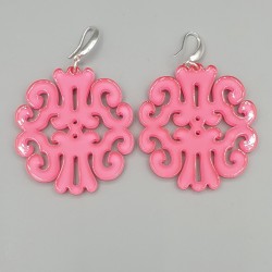 Oorbellen roze uitgesneden resin hanger