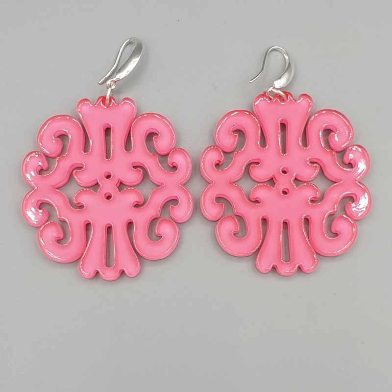 Oorbellen roze uitgesneden resin hanger