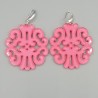Oorbellen roze uitgesneden resin hanger