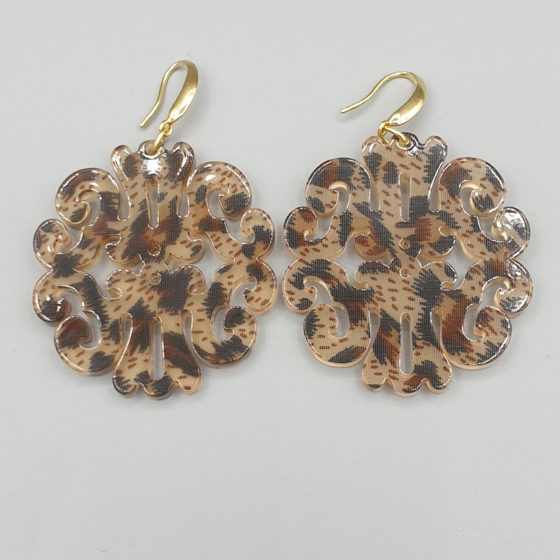 Oorbellen met uitgesneden resin