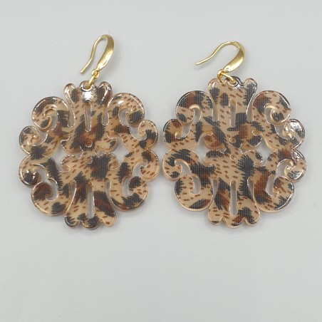 Oorbellen met uitgesneden resin
