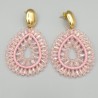 Vergulde oorbellen met roze druppelvormige hanger