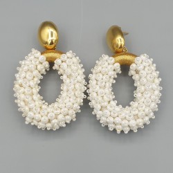Vergulde oorbellen met ovale parelmoer kleurige hanger