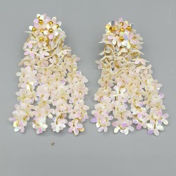 Witte sequin bloemen waterval oorbellen