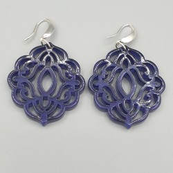 Oorbellen met donker blauwe resin hanger