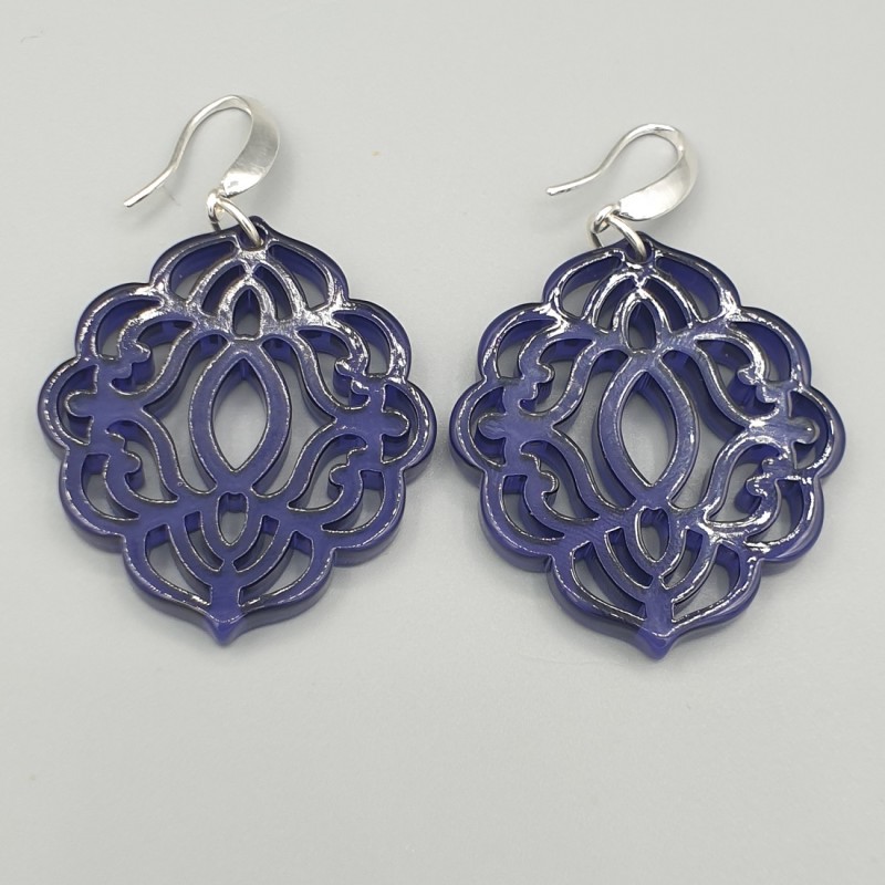Oorbellen met donker blauwe resin hanger