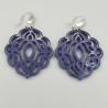 Oorbellen met donker blauwe resin hanger