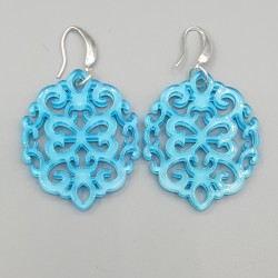 Oorbellen met blauwe resin hanger