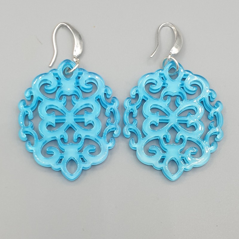 Oorbellen met blauwe resin hanger