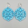 Oorbellen met blauwe resin hanger