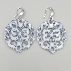 Oorbellen met licht grijze resin hanger