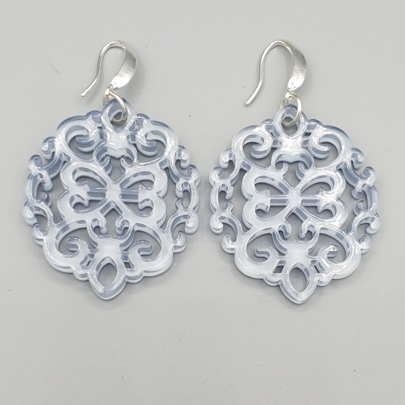 Oorbellen met licht grijze resin hanger