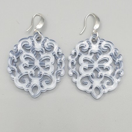 Oorbellen met licht grijze resin hanger