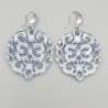 Oorbellen met licht grijze resin hanger