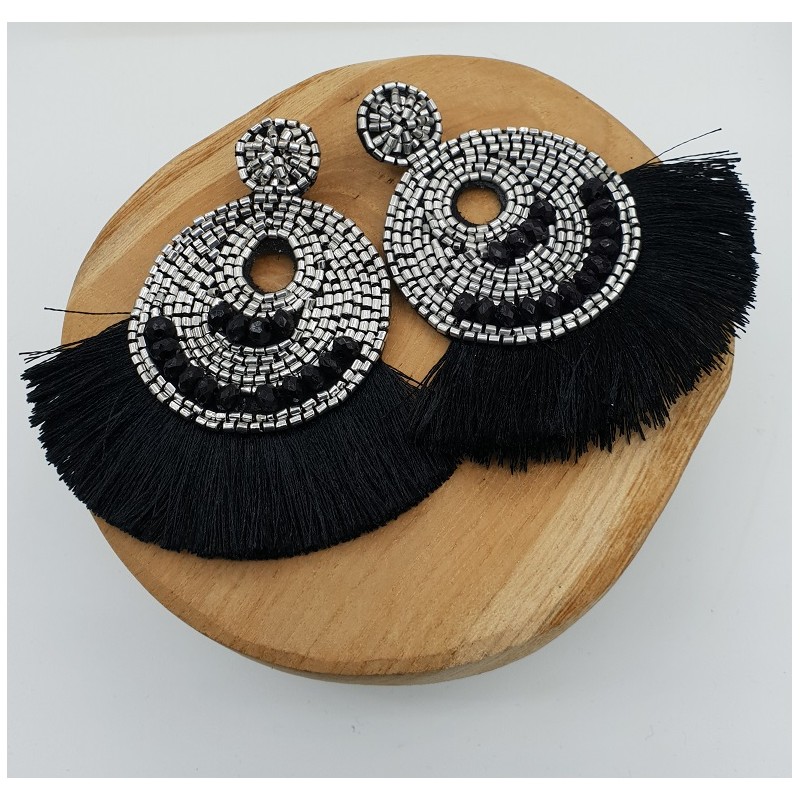 Grote zwart zilver kleurige beaded oorbellen