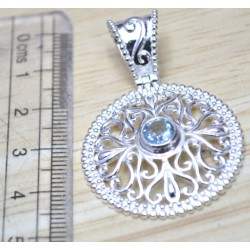 Zilveren hanger met ronde blauwe Topaas in open bewerkte setting