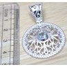 Zilveren hanger met ronde blauwe Topaas in open bewerkte setting