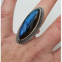 Zilveren ring gezet met marquise Labradoriet en bewerkte kop 17.3 mm
