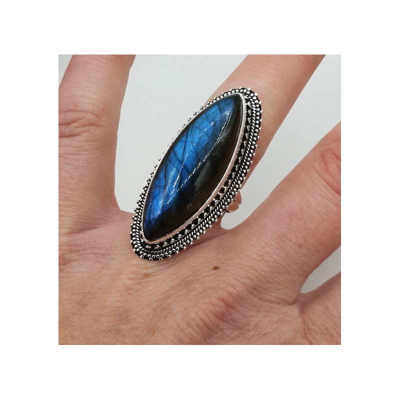 Zilveren ring gezet met marquise Labradoriet en bewerkte kop 17.3 mm