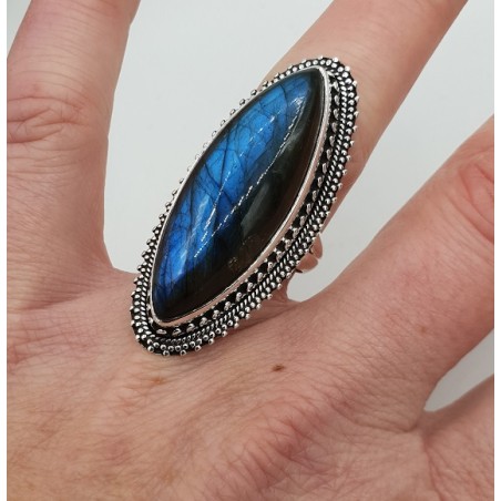 Zilveren ring gezet met marquise Labradoriet en bewerkte kop 17.3 mm