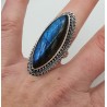 Zilveren ring gezet met marquise Labradoriet en bewerkte kop 17.3 mm