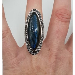 Zilveren ring gezet met marquise Labradoriet en bewerkte kop 17.3 mm