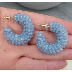 Vergulde creolen van licht blauwe Jade